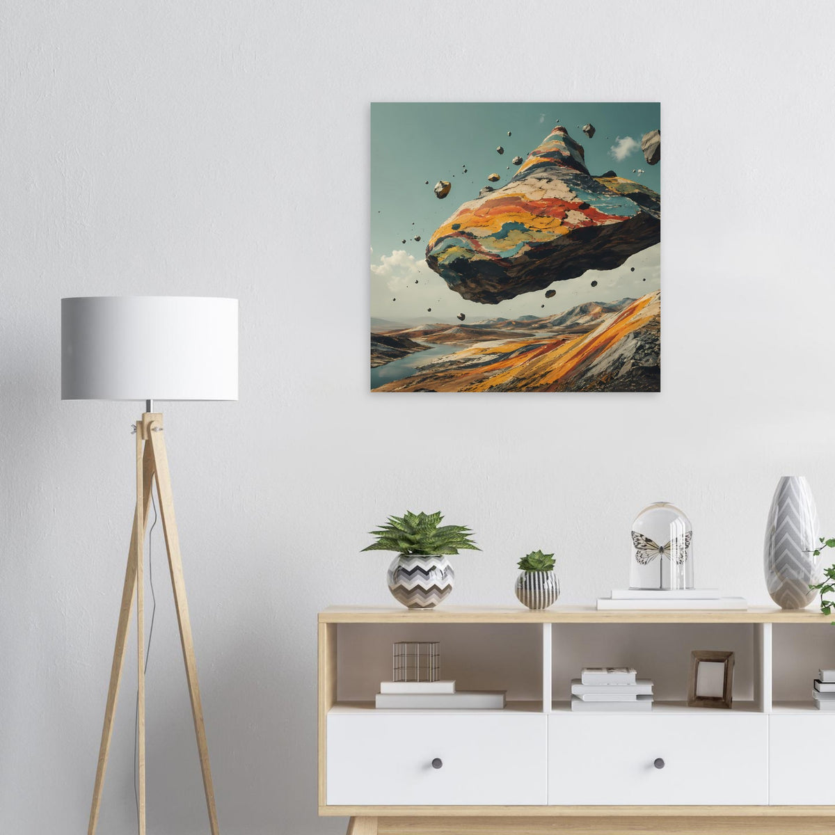 Quadratisches Poster: schwebender Berg über orangefarbenen Landschaftsstreifen