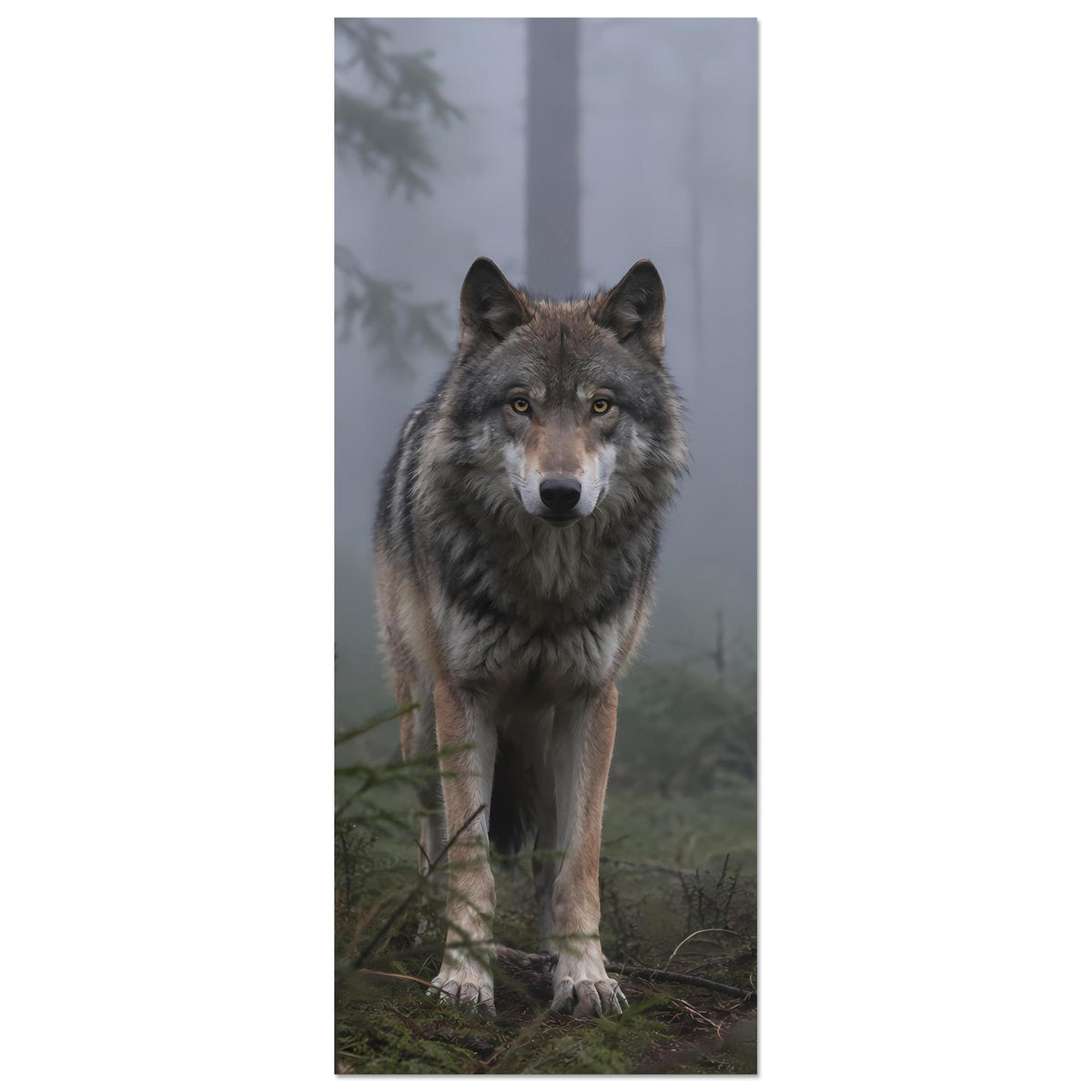 Wolfsposter im Hochformat: Wolf frontal, graubraunes Fell im nebligen Wald
