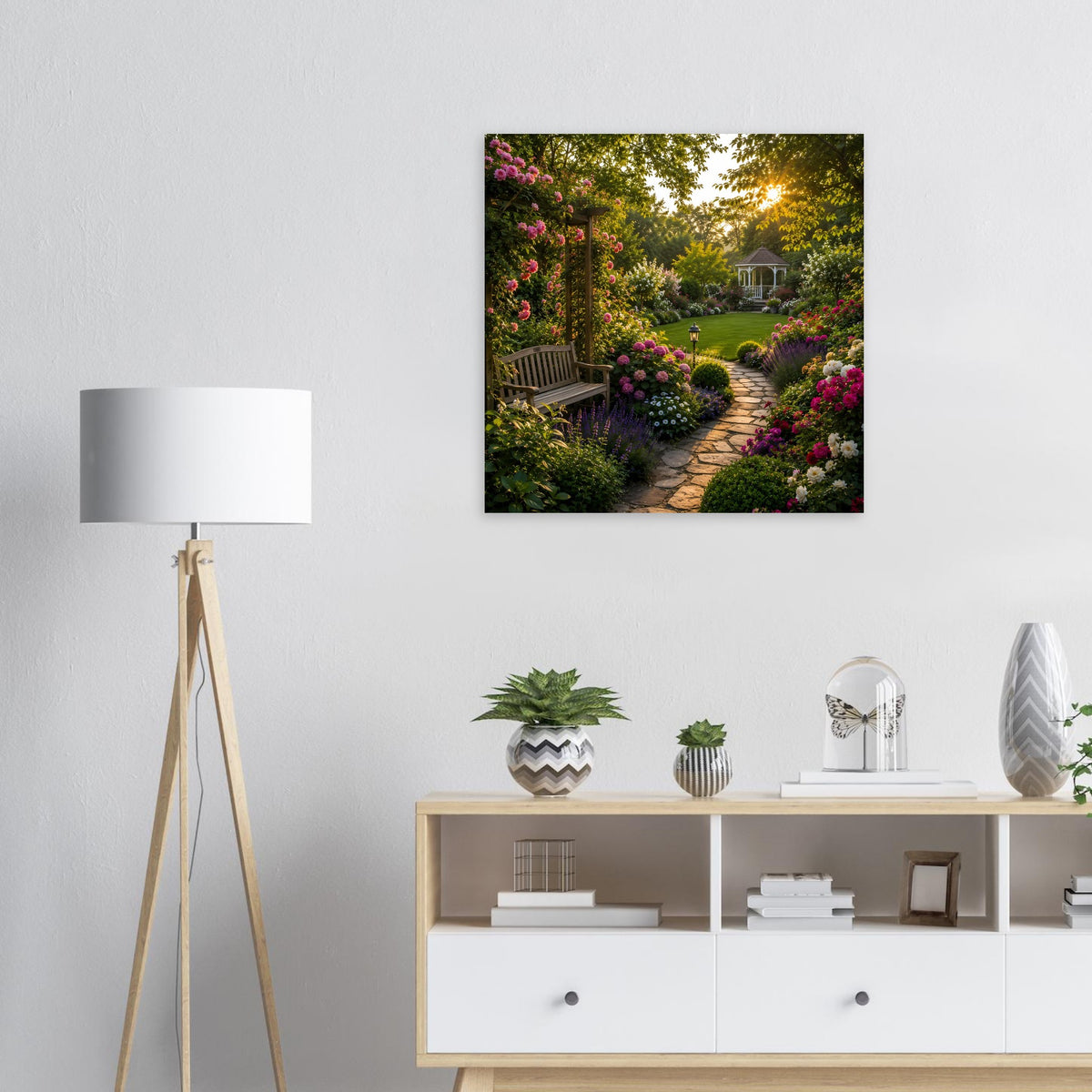 Quadratisches Poster mit Gartenweg, üppigen Blumen und Bank im Garten, schwarze Umrandung