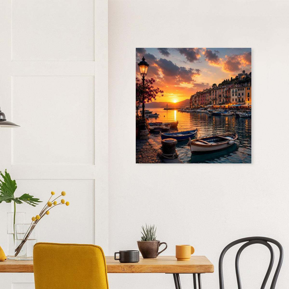 Poster mit Sonnenuntergang über dem Hafen, Boote am Ufer und Häuser am Wasser