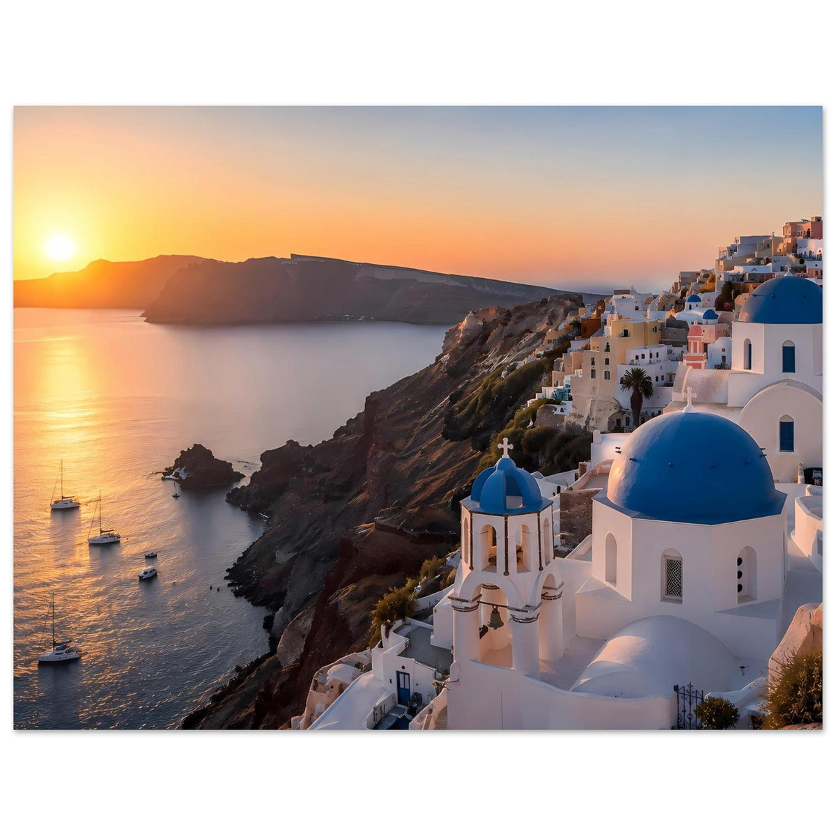 Poster im Panoramaformat: blaue Kirchenkuppeln über Meer und Klippen bei Sonnenuntergang