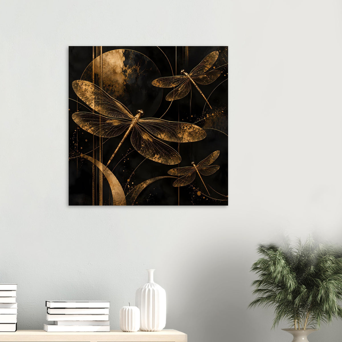 Quadratisches Wandposter mit goldenen Libellen auf dunklem Hintergrund, gerahmt
