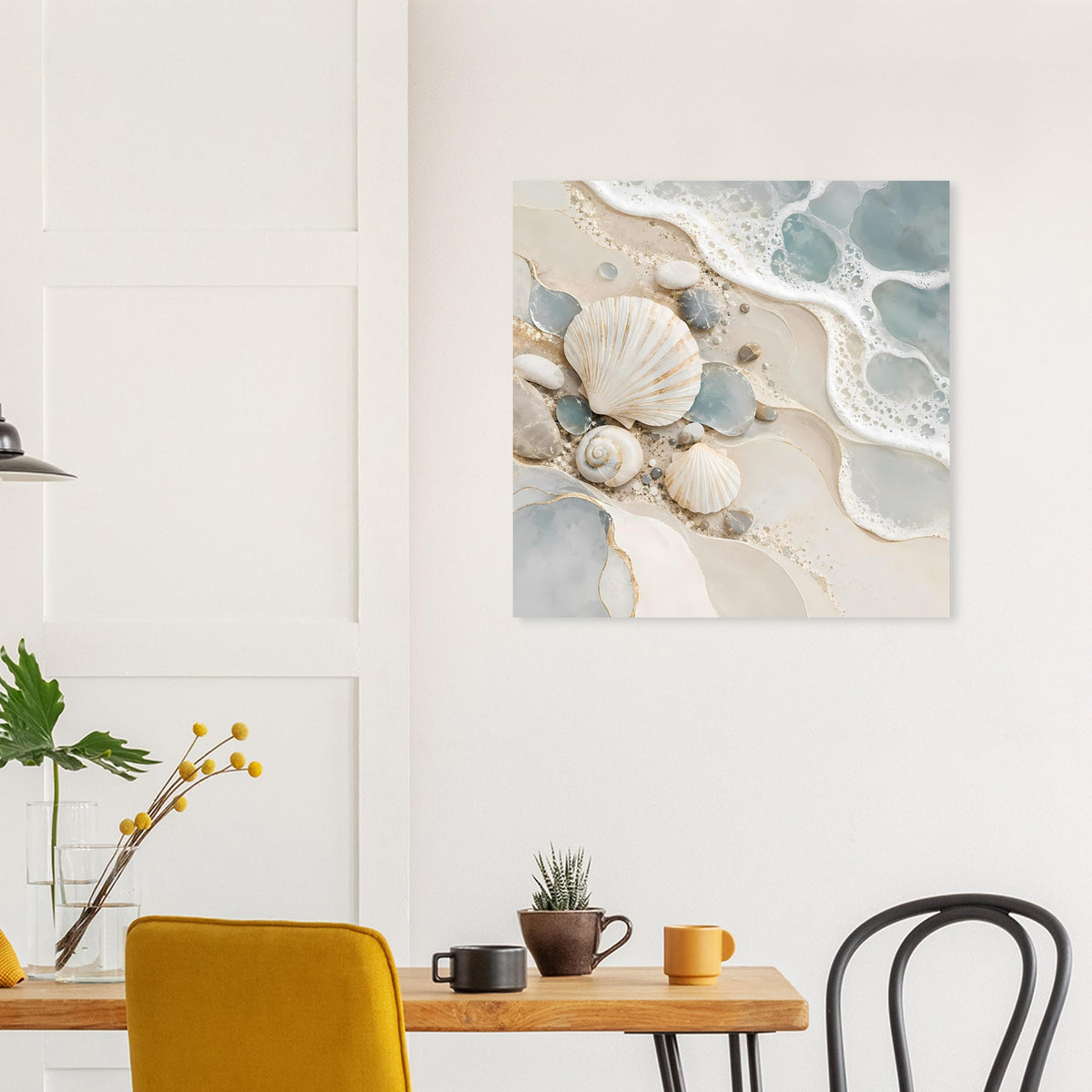 Wandposter mit Muscheln, Schaum und Meeresblau in warmen Beige-Tönen