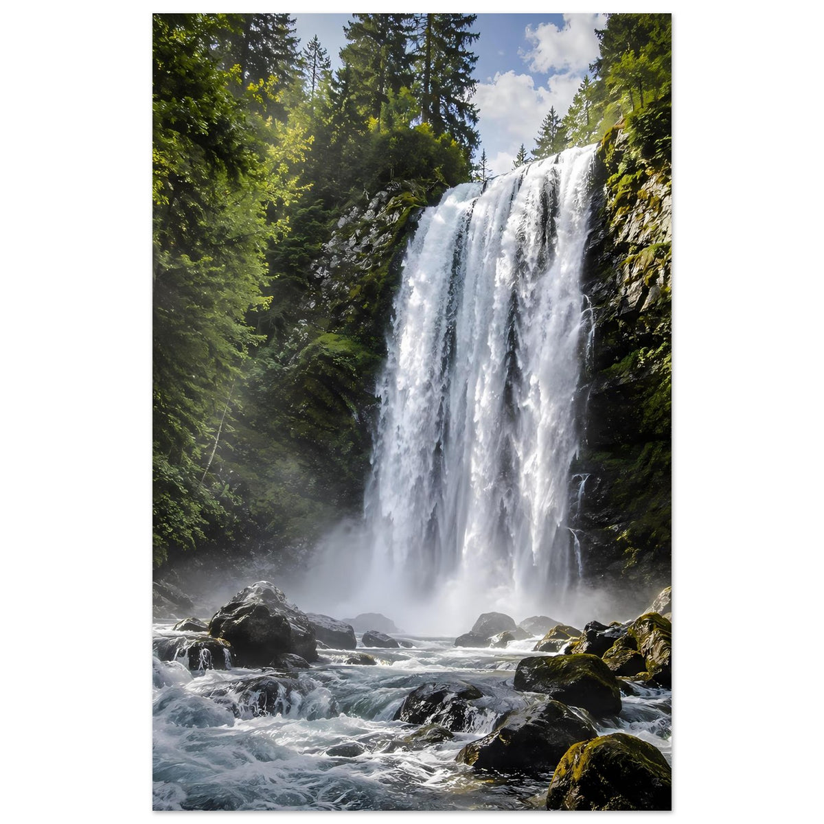 Wasserfall-Premiumposter mit schlanken Wasserströmen und grüner Bergkulisse, Hochformat