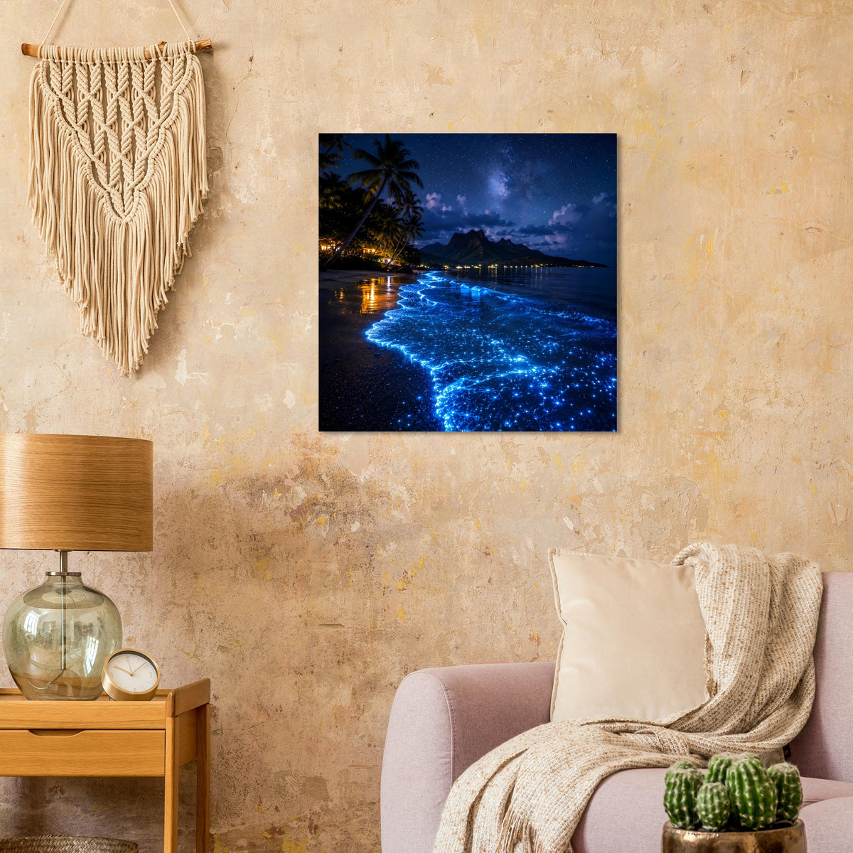 Quadratisches Poster mit blau schimmerndem Strand und warmen Lichtern am Ufer