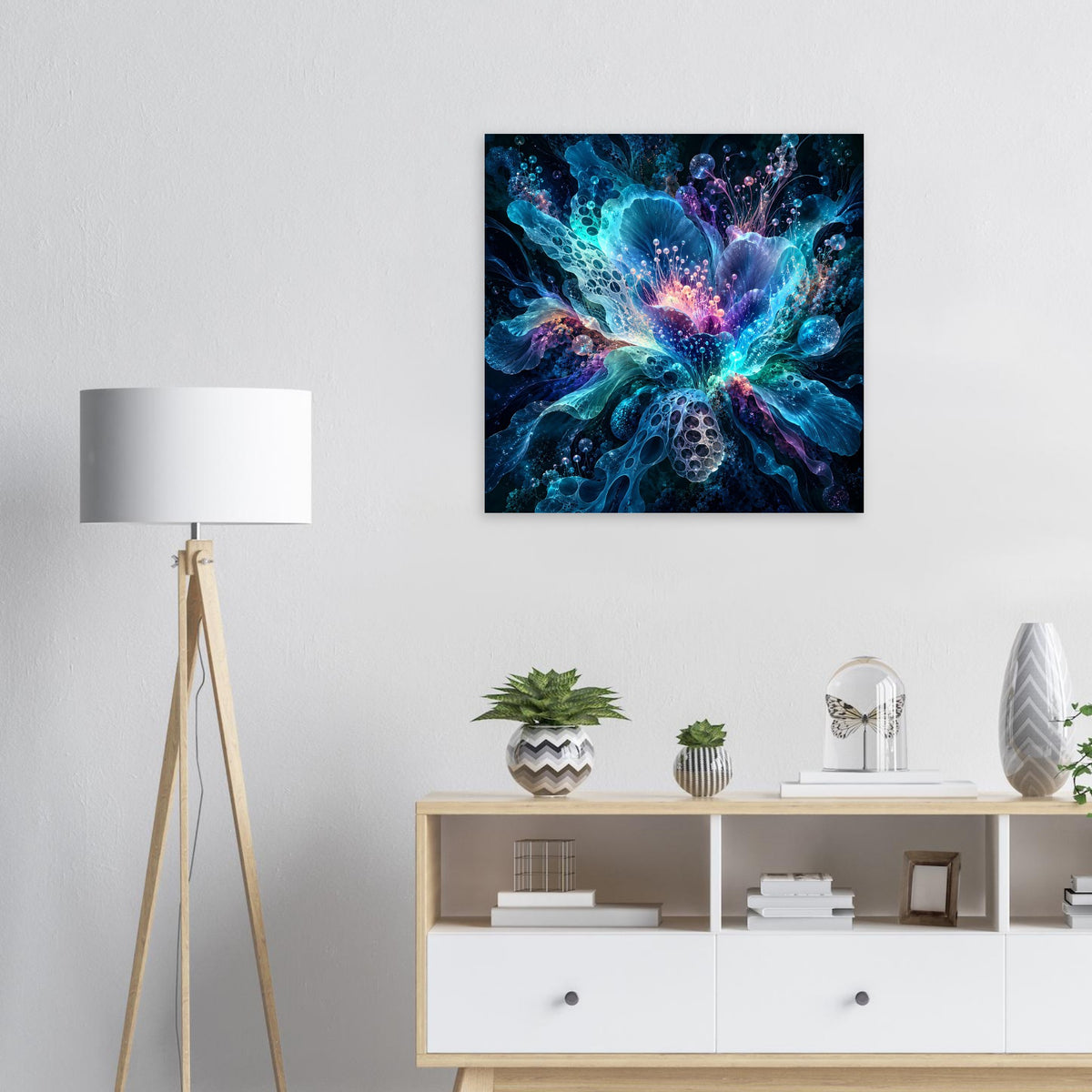 Leuchtendes digitales Blumenposter mit abstrakter Blüte in Blau-Violett an der Wand