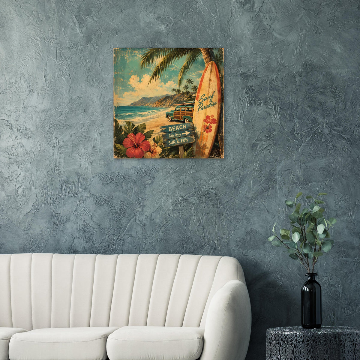 Vintage Beach-Poster mit Surfbrett, Palmen, Hibiskusblüte und Strandmotiv