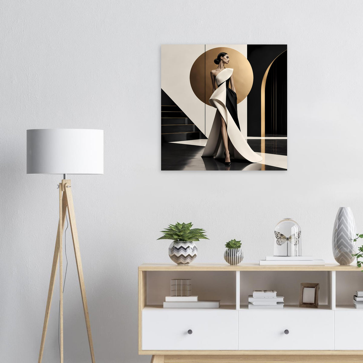 Glamour-Fashion-Poster mit Frau in schwarzem Kleid und langem weißen Tuch im beigen Kreis