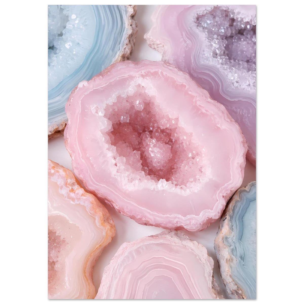 Kristallgeoden-Poster, Ausschnitt auf rosa Geode mit lila Druzy oben und blauem Achatbogen am Rand