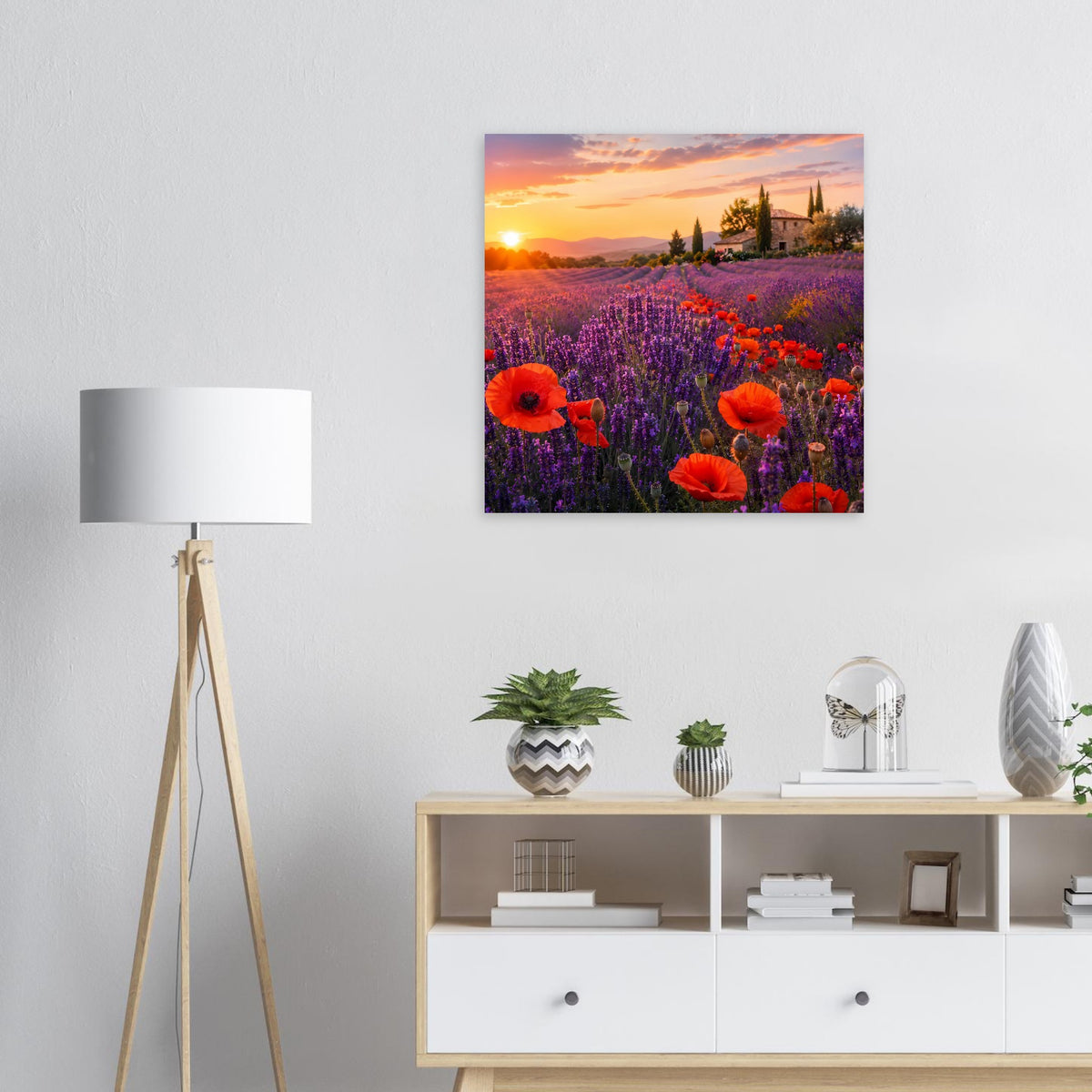 Quadratisches Poster: Lavendelfeld mit roten Mohnblumen und Sonnenuntergang über einem Landgut