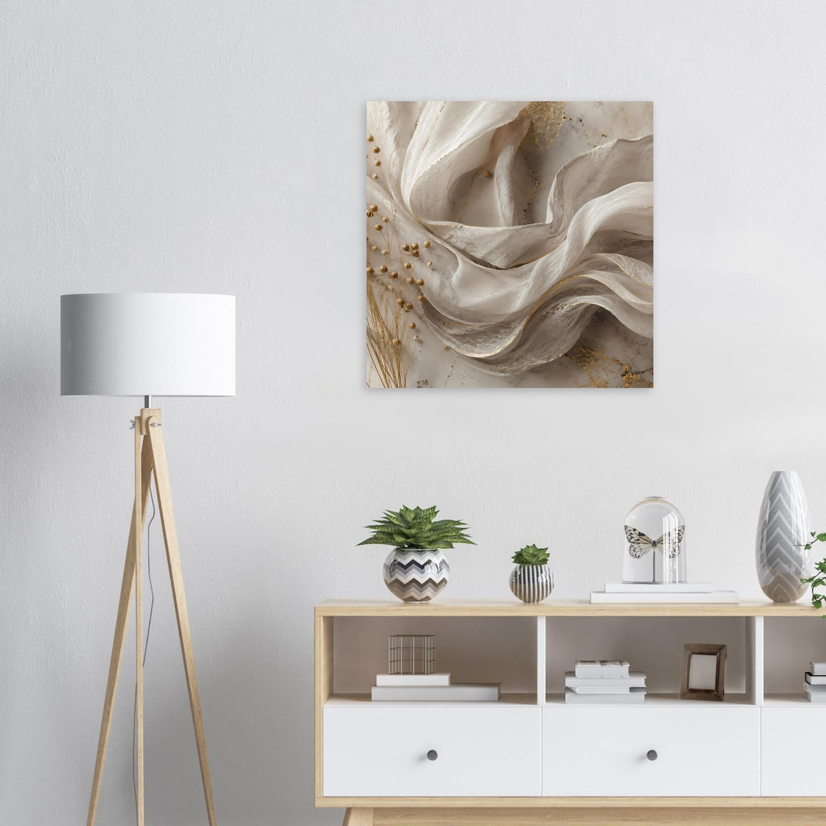 Abstraktes Poster mit fließenden elfenbeinweißen Wellen und goldenen Akzenten