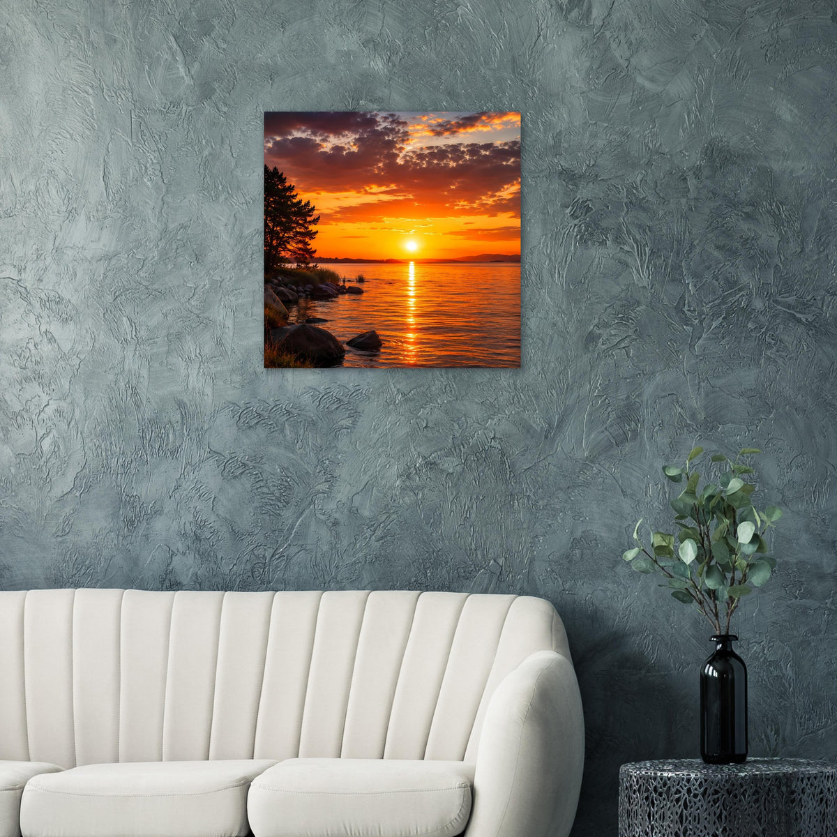 Poster mit Sonnenuntergang über Wasser, goldenem Himmel und Baum-Silhouetten