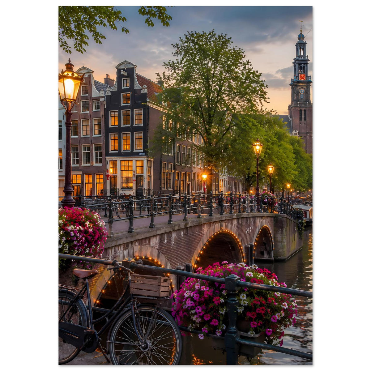 Hochkant-Poster: Amsterdamer Kanal mit Brücke, Laternen und Kirchturm