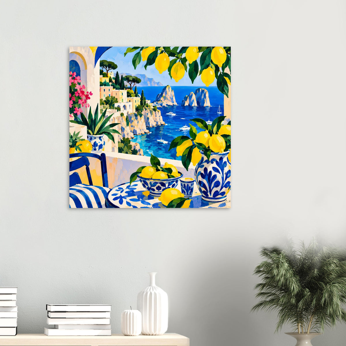 Gerahmtes Poster mit mediterranem Küstenblick, blauer See, gelben Zitronen und Blumen