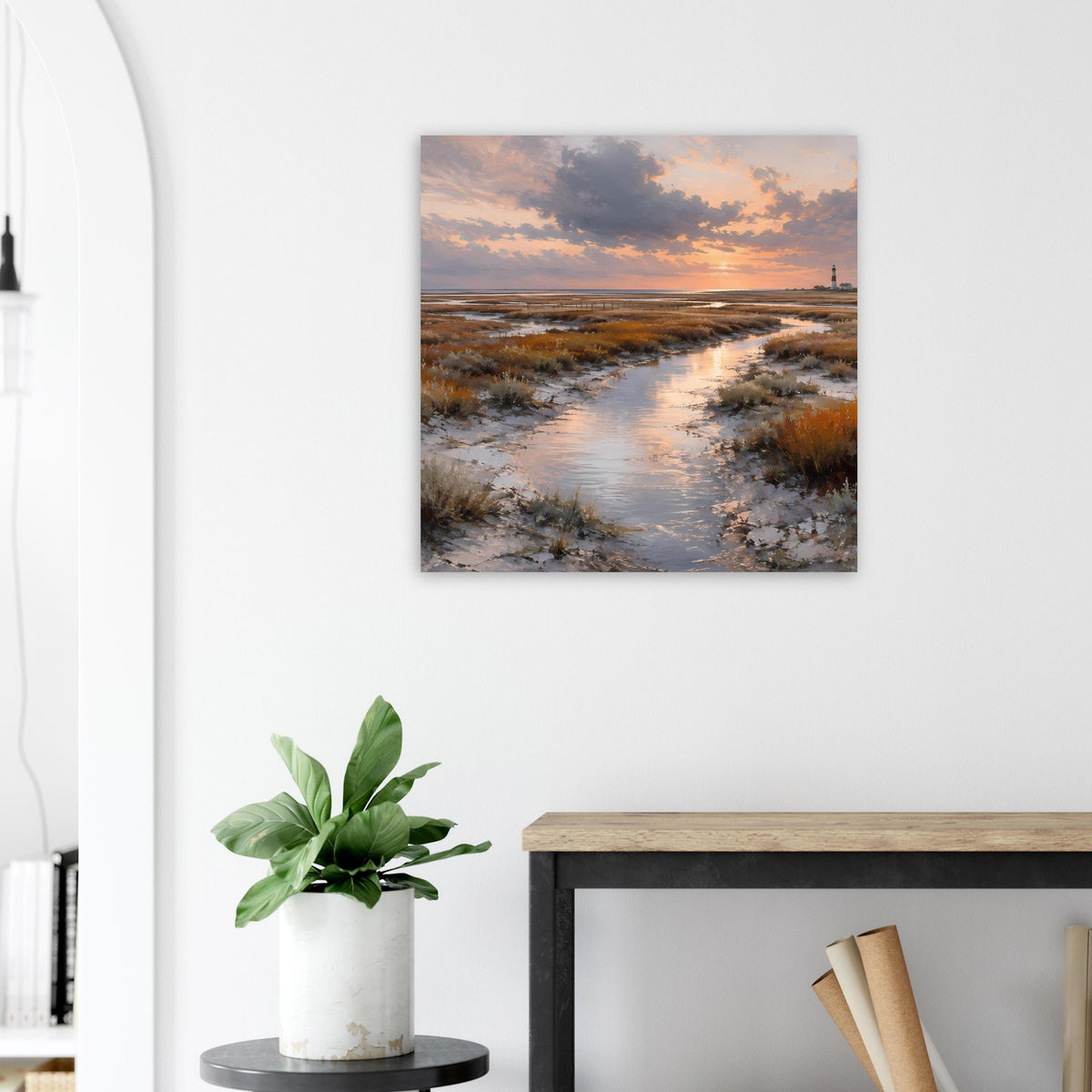 Poster mit Leuchtturm am Rand einer Bucht, orangefarbener Sonnenuntergang und Wasserlauf