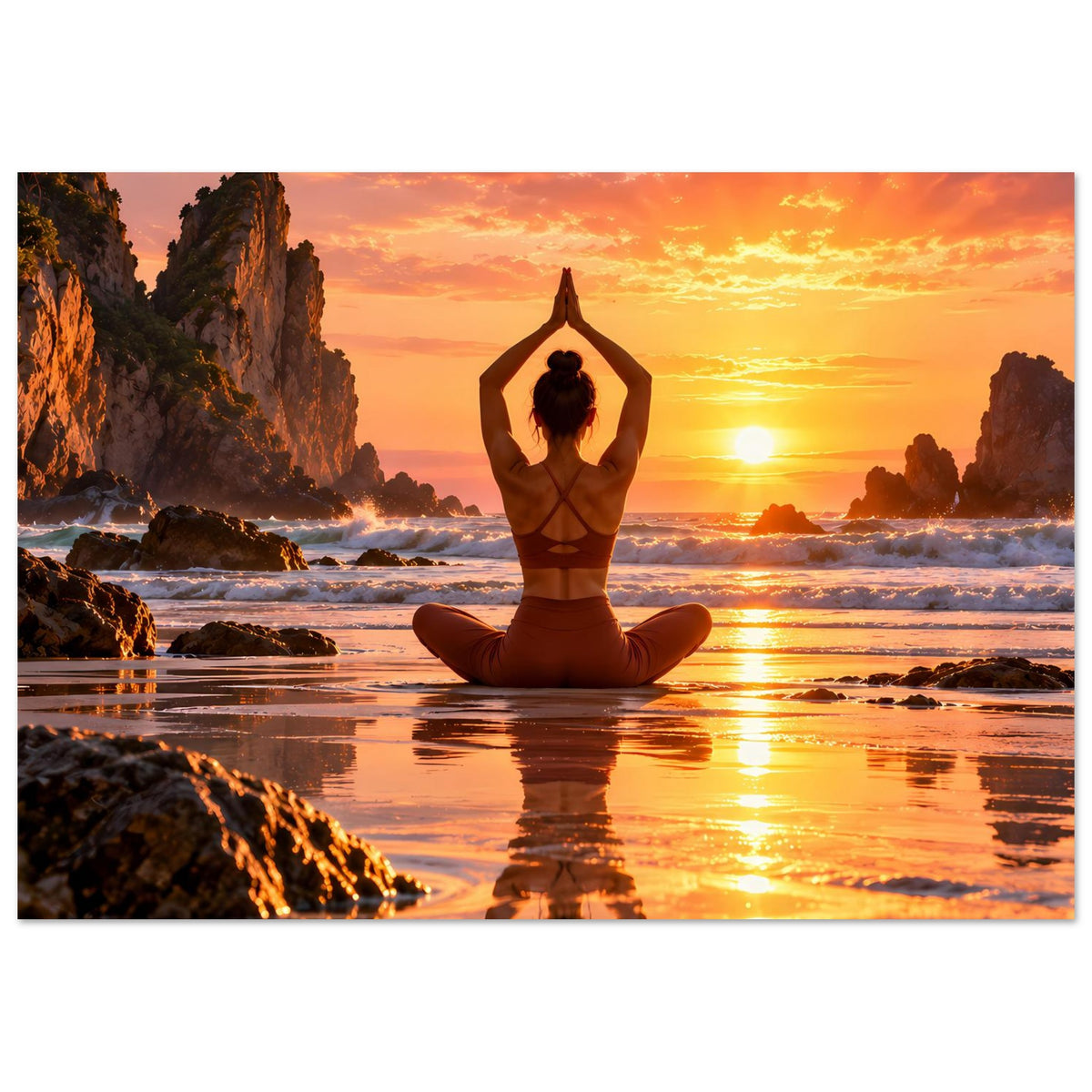 Yoga-Poster (quer) zeigt meditierende Person bei Sonnenuntergang am Strand