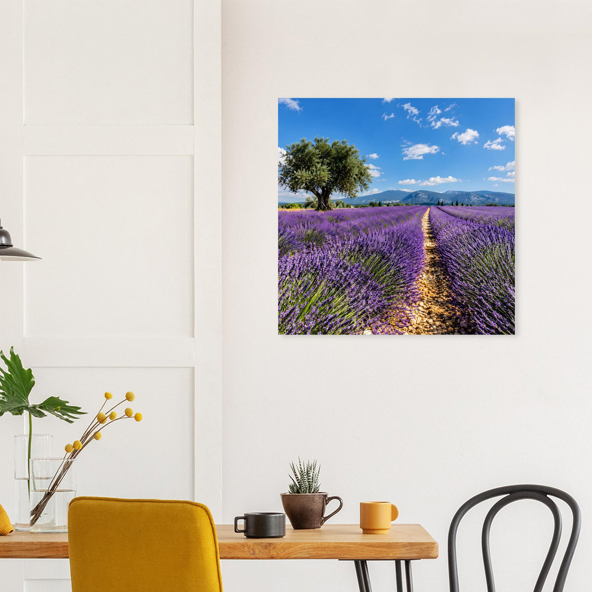 Quadratisches Lavendelfeld-Poster: violette Felder, klarer Himmel, einzelner Baum