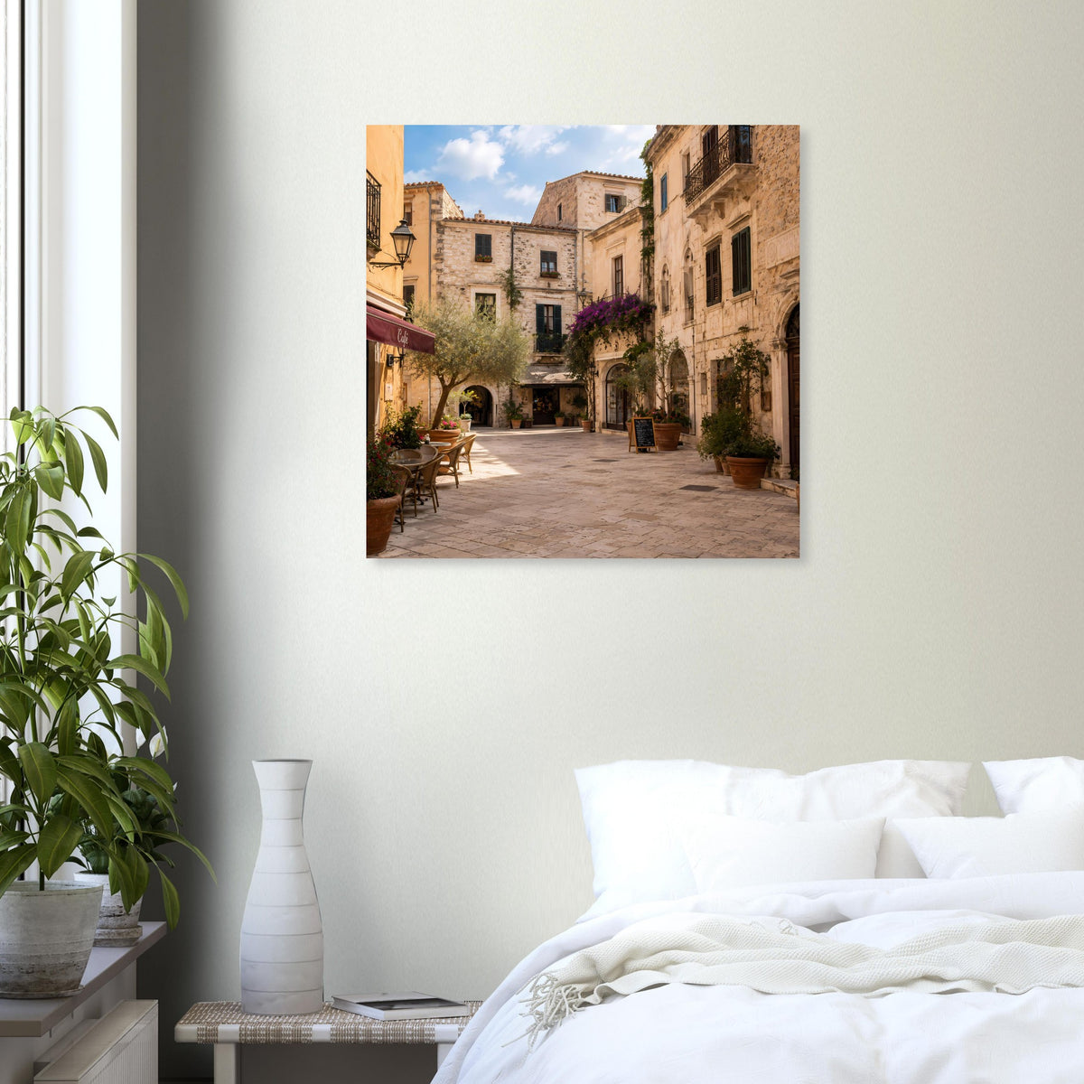 Wandposter mit mediterraner Altstadtgasse, Cafétischen und Steinfassaden.