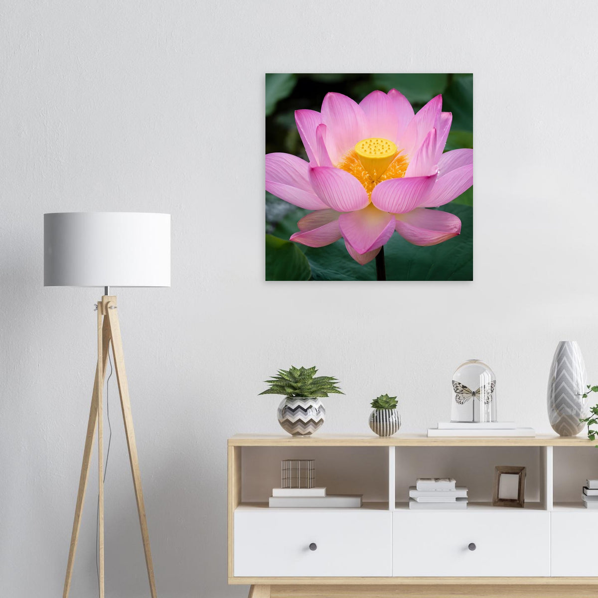 Gerahmtes Lotusblüten-Poster: rosa Blüte mit gelbem Zentrum, mittig im Bild