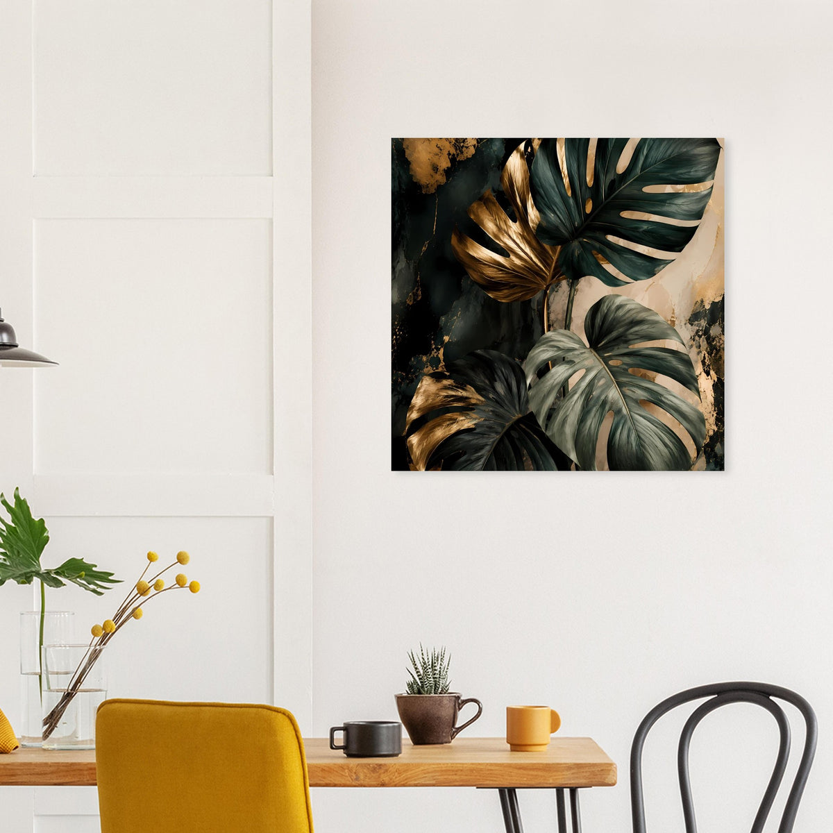 Quadratisches Poster mit dunkelgrünen Monstera-Blättern, goldenen Akzenten und dunklem Muster.