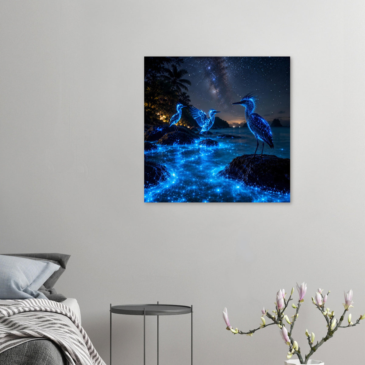 Kleines Poster mit drei leuchtenden blauen Nachtvögeln auf Felsen, blaues Leuchten im Wasser