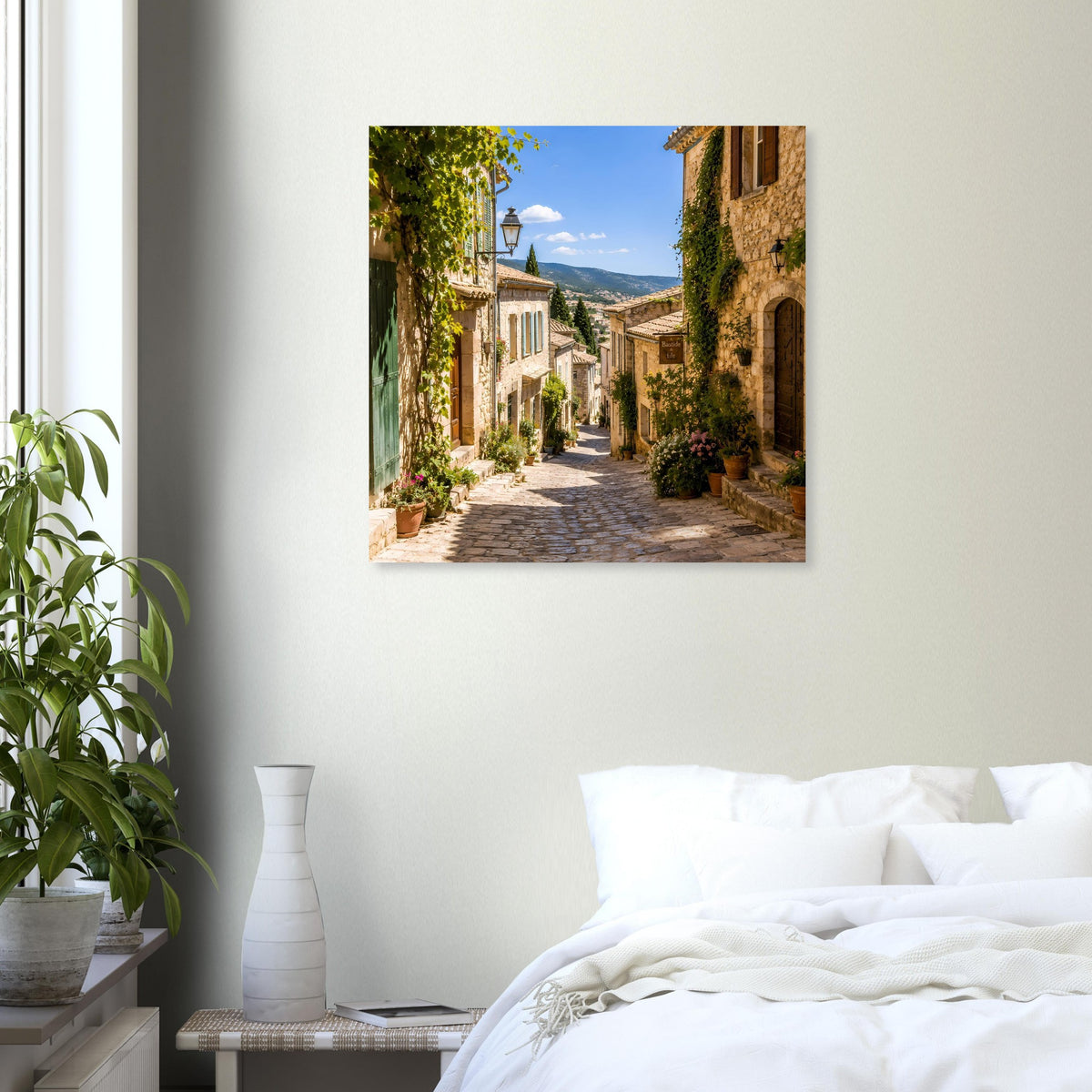 Wandposter mit mediterraner Gasse zwischen Steinhäusern, üppig bepflanzt