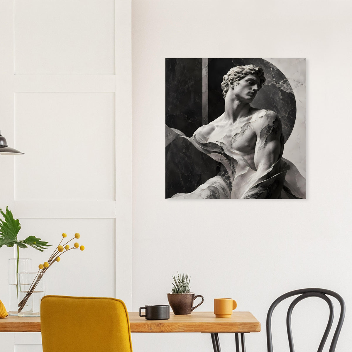 Wandposter mit schwarzweißer Figurenskulptur, Kopfporträt und Draperie im Marmorkreis