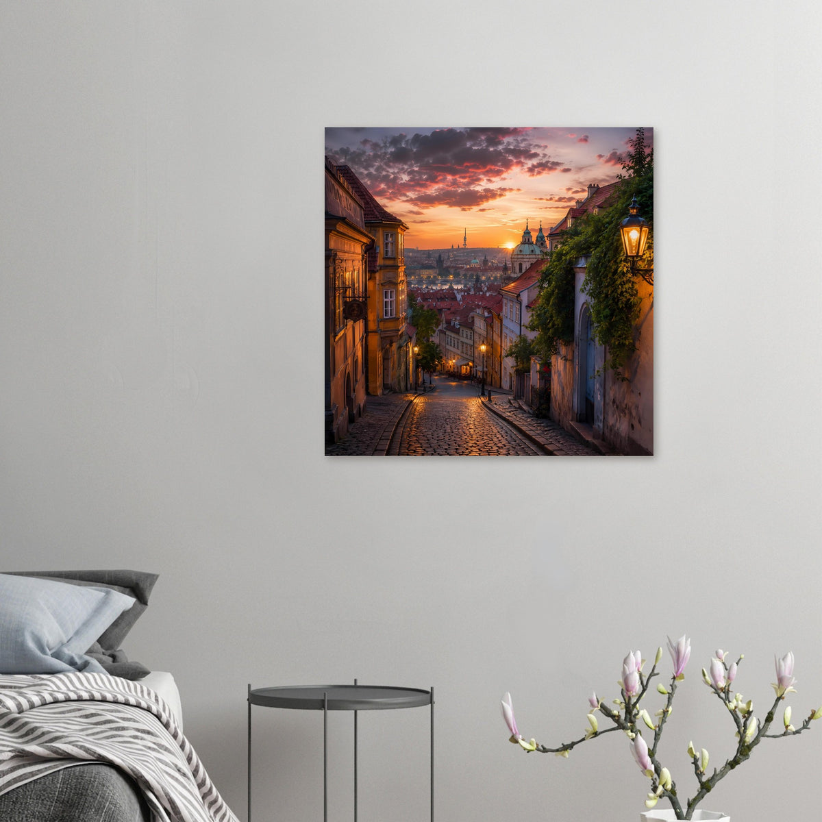 Kleines Wandposter mit Prager Gasse im Sonnenuntergang, Kopfsteinpflaster und Kirchturm