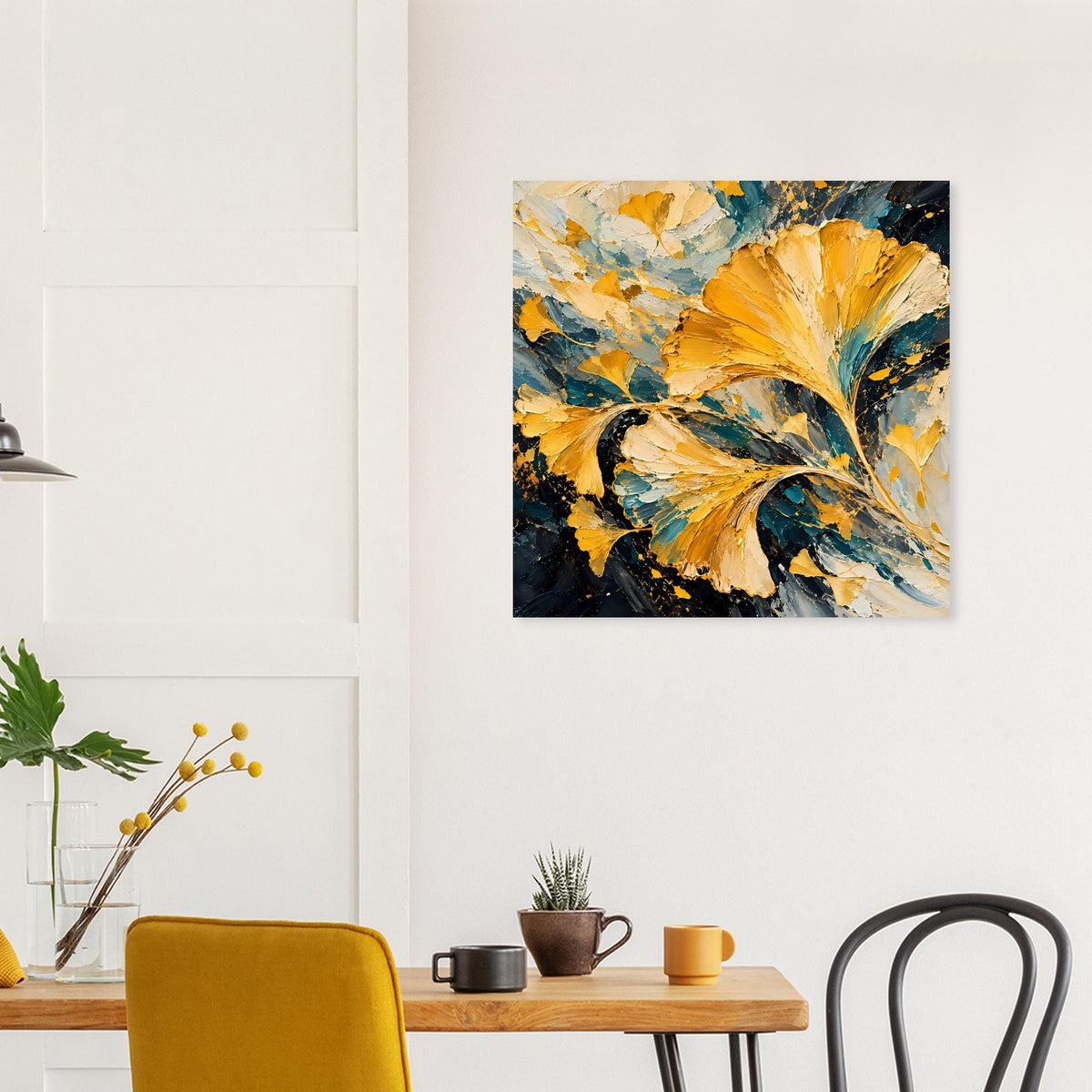 Quadratisches Poster: abstrakte Ginkgo-Blätter in Goldgelb und Teal auf dunkel Grund, gerahmt.