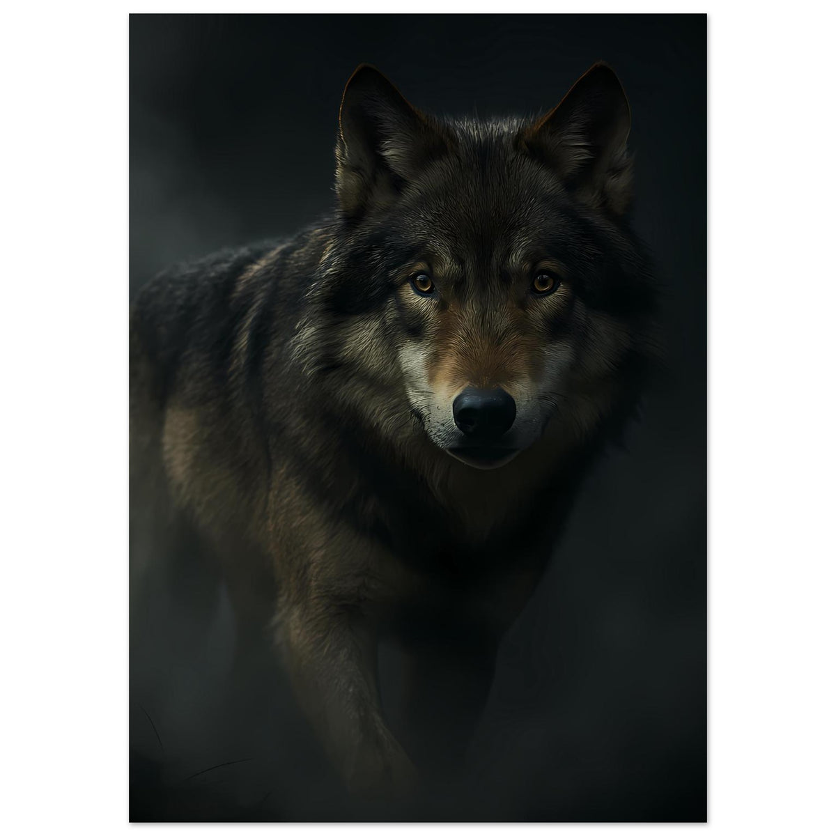 Wolfporträt im Hochformat: dunkler Wolf mit gelben Augen und goldbraunen Akzenten im Fell
