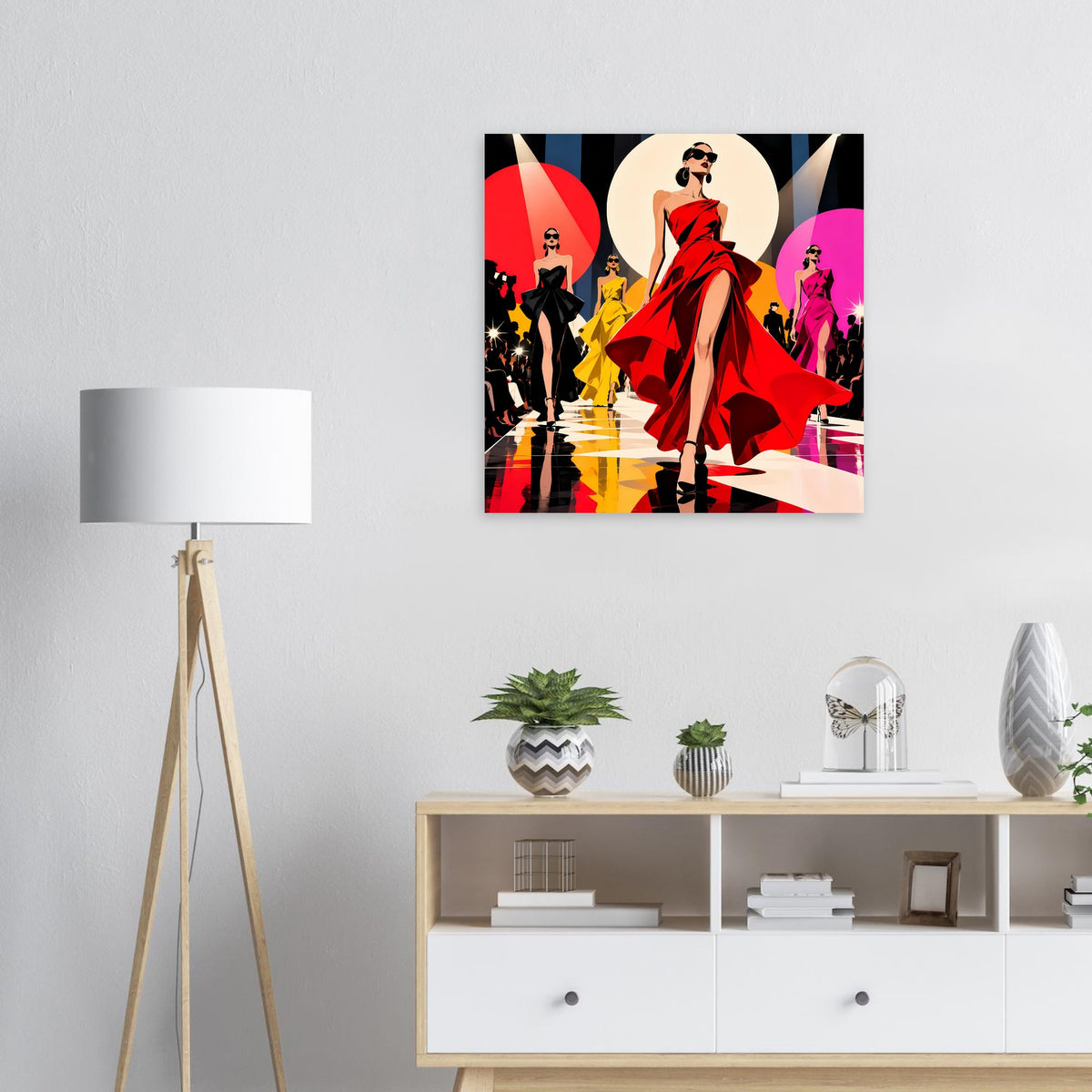 Gerahmtes Pop-Art-Poster: Frau im roten Kleid vor bunten Silhouetten und Sprechblasen-Look.