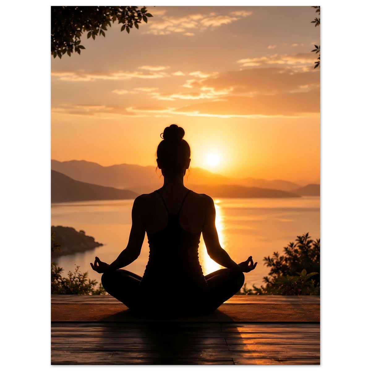 Poster mit Meditationssilhouette im Lotussitz vor Sonnenuntergang, zentrale Sonne