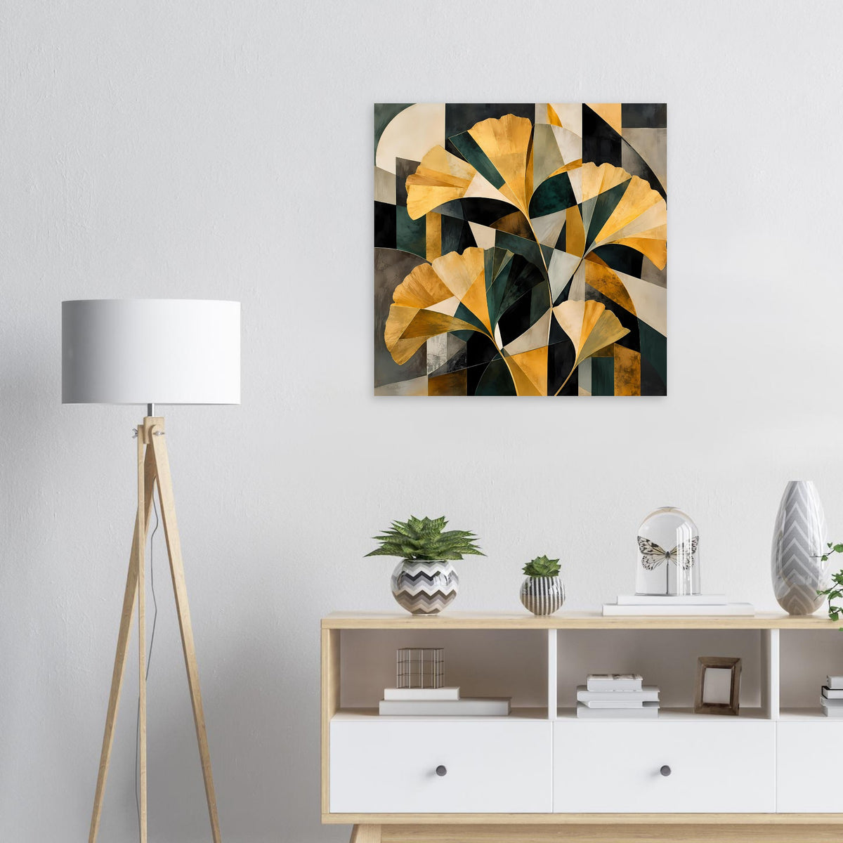 Abstraktes Blumenposter im Rahmen an der Wand: goldene Akzente und tiefgrüne Formen
