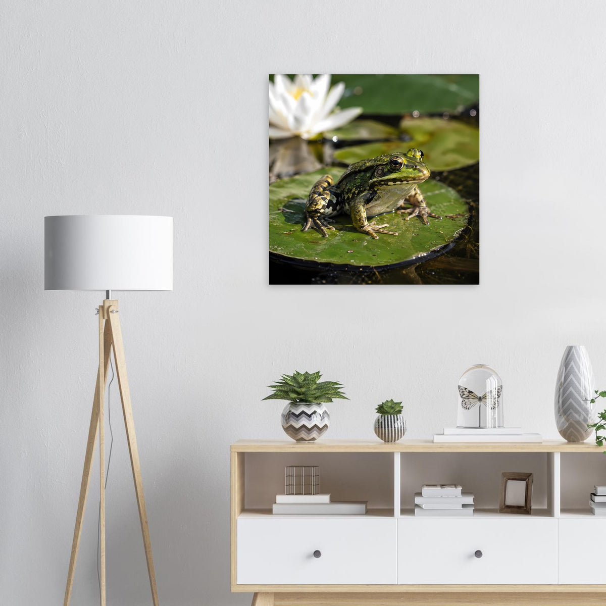 Poster mit grünem Frosch auf Seerosenblatt, schwarz gerahmt