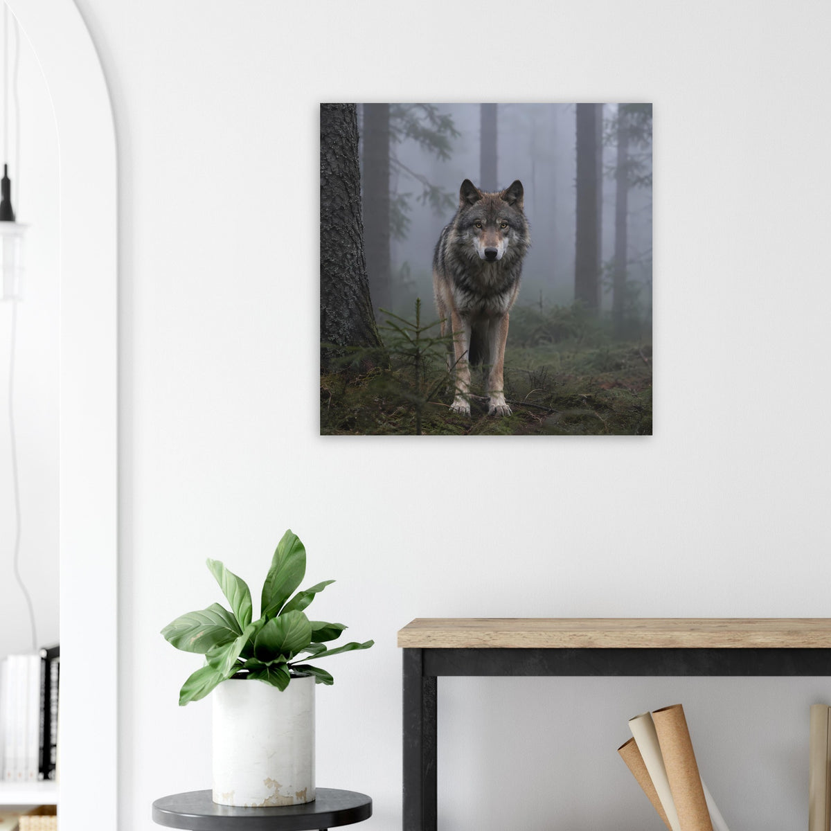 Quadratisches Poster: Wolf im Wald, frontal stehender Wolf vor verschwommenen Baumstämmen