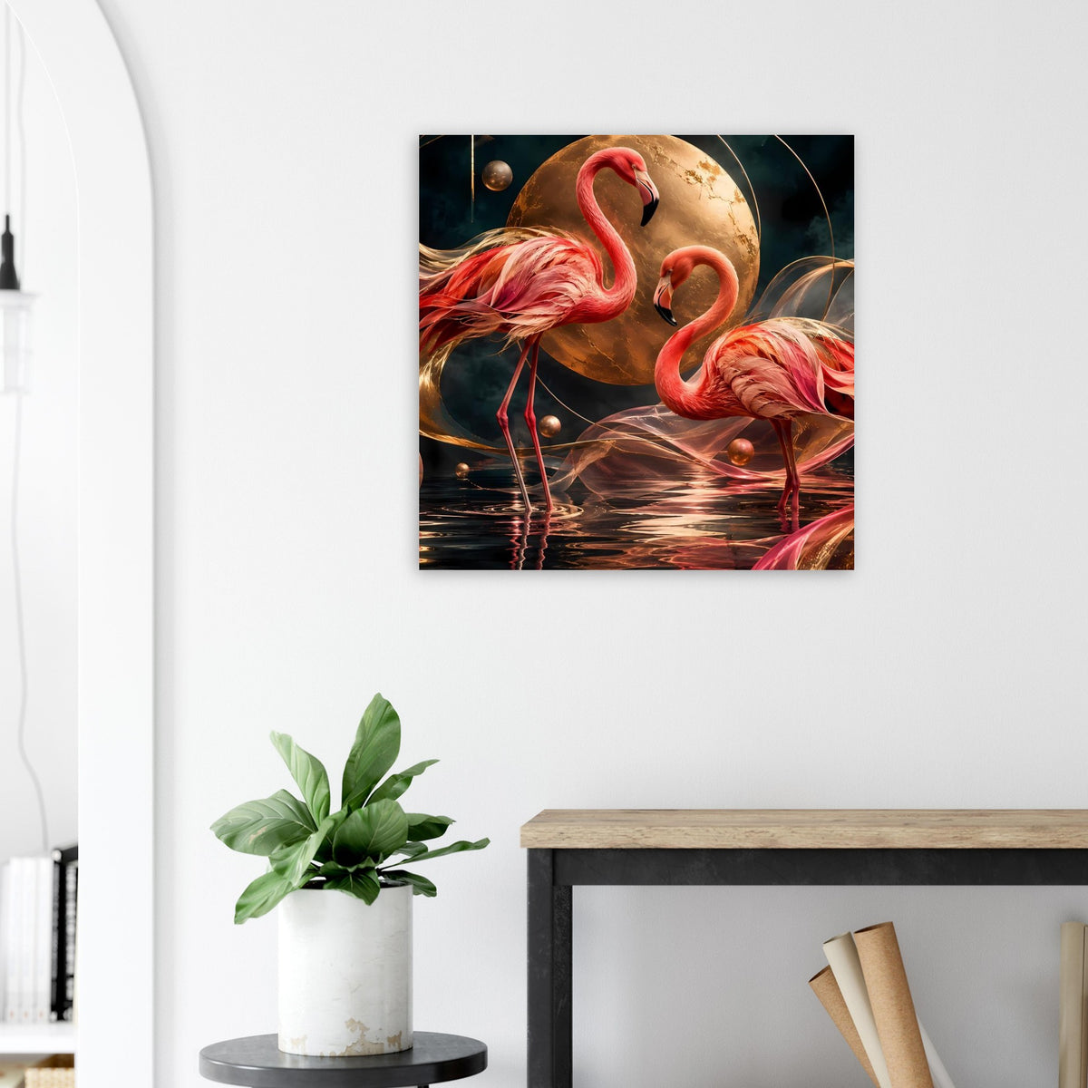 Kunstposter an der Wand: zwei rosa Flamingos vor goldener Mondkugel, mit Wasserspiegelung