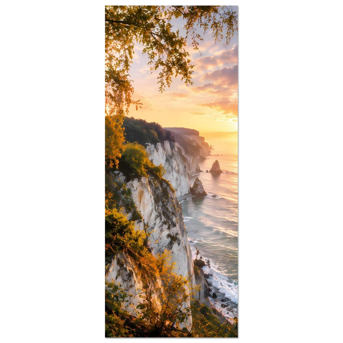 Poster im Hochformat mit Küstenfelsen, Wellen am Meer und goldenem Sonnenaufgang, Bäume an der Klippe.