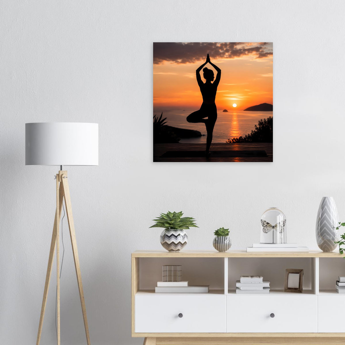 Gerahmtes Yoga-Poster: Meditierende Silhouette am Sonnenuntergang in warmen Orange-Tönen