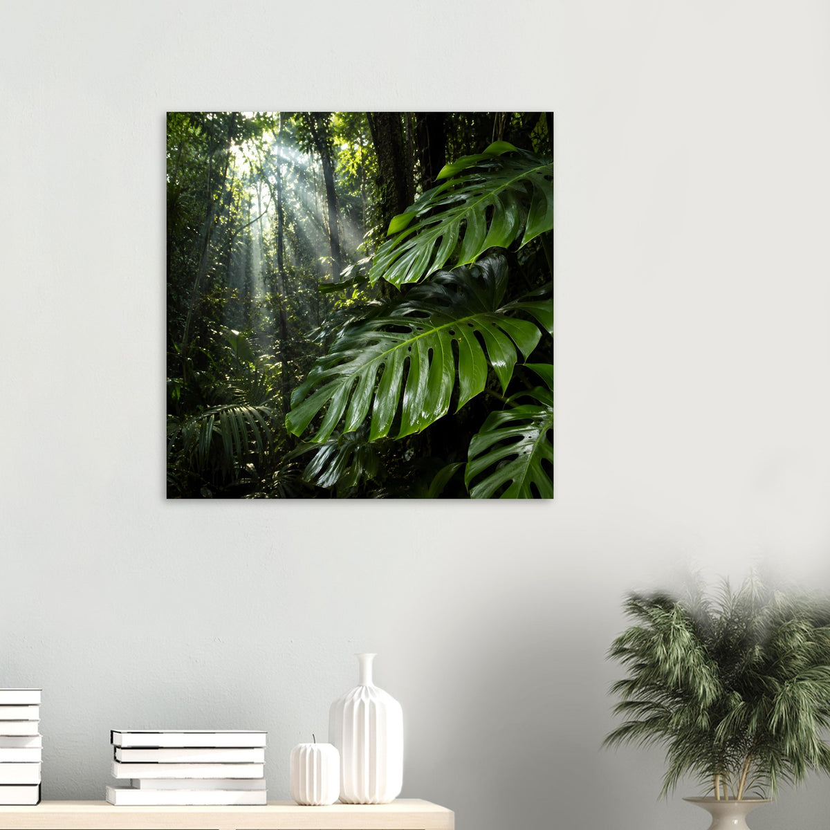 Dschungel-Poster im Quadratformat mit Monstera-Blättern und Licht im Wald