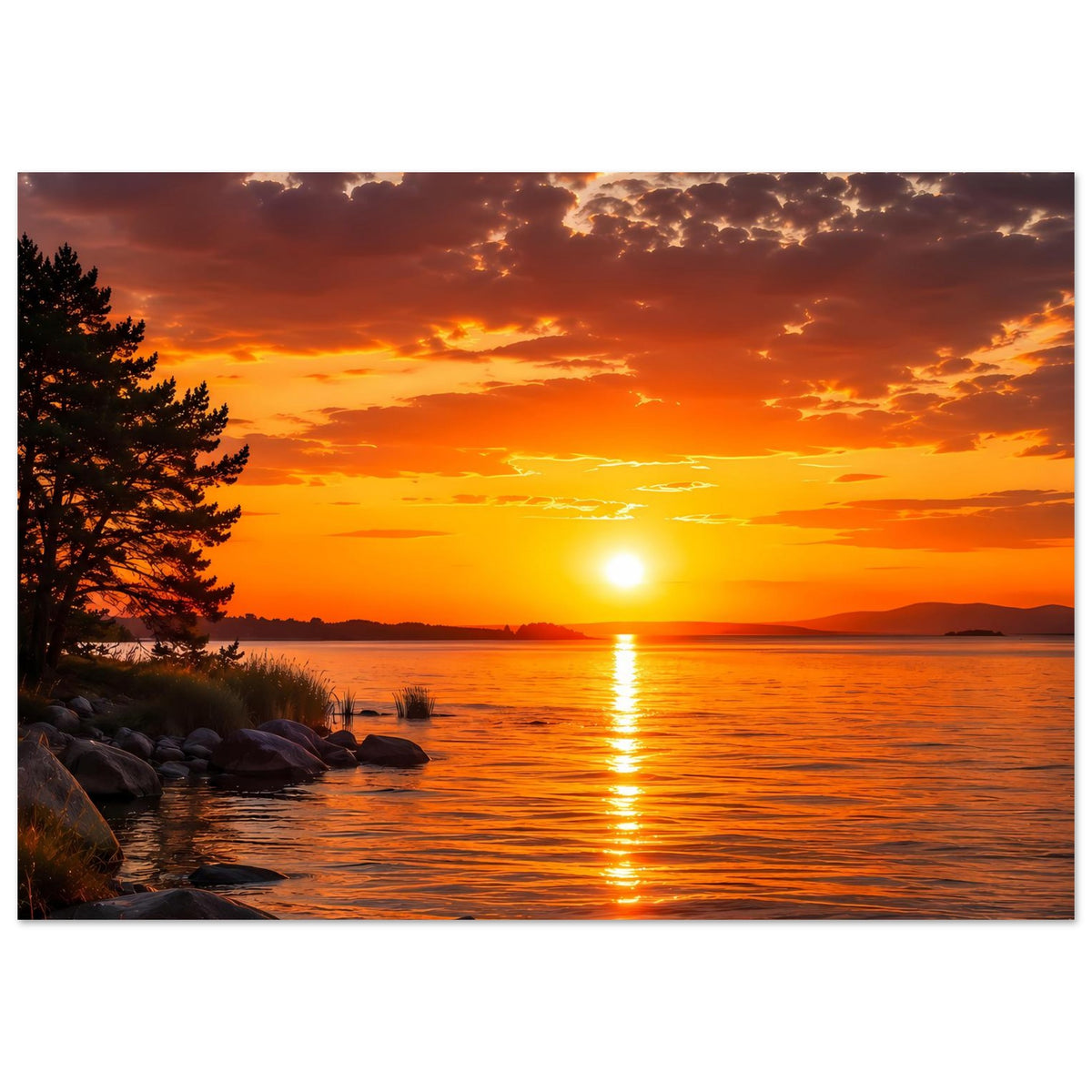 Poster Sonnenuntergang über See mit orange Wolken, Lichtbahn im Wasser und Felsen
