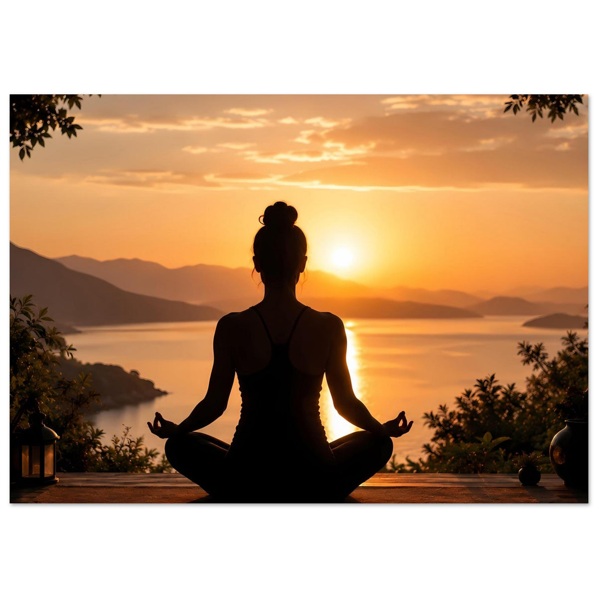 Horizontales Meditationsposter zum Sonnenuntergang: Yoga-Silhouette im Lotussitz, warmes Farbspiel