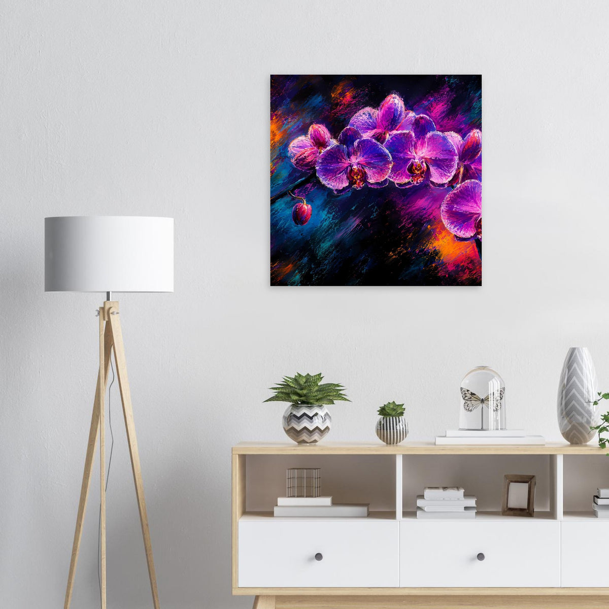 Quadratisches Wandposter mit lila Orchideenblüten und leuchtenden Farbtupfern, schwarzer Rahmen