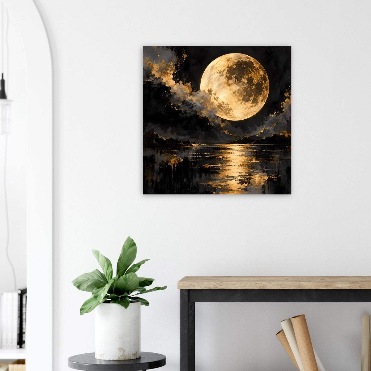 Wandposter mit leuchtendem Mond und goldenen Spiegelungen auf schwarzem Meer