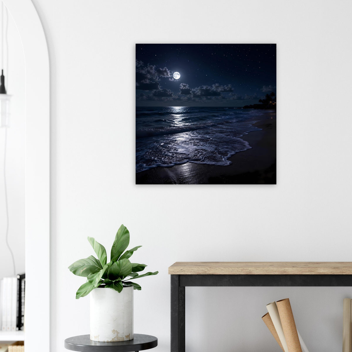 Quadratisches Poster: dunkle Küste, Mondschein am Himmel und Wasserreflexe