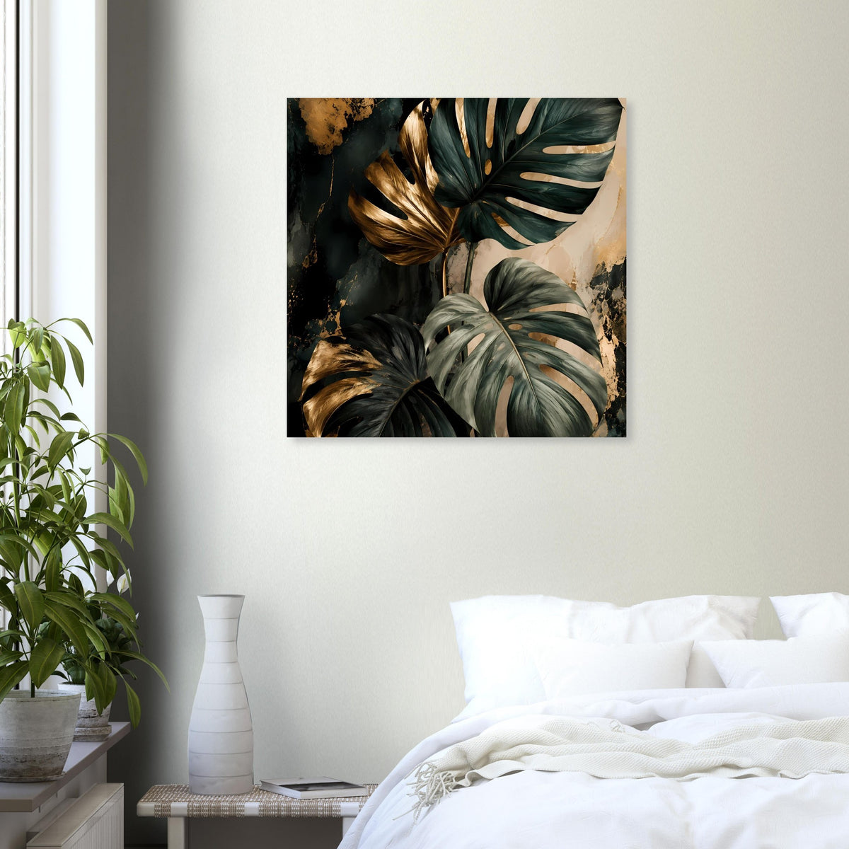 Quadratisches Rahmenposter mit dunkelgrünen Monstera-Blättern und goldenen Akzenten.