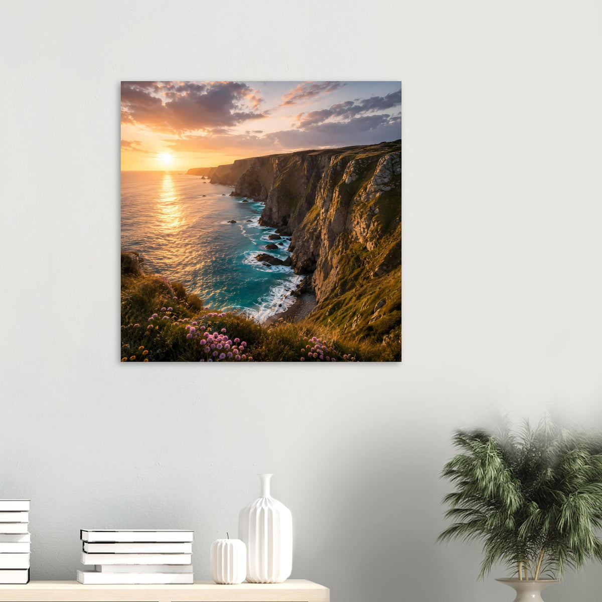 Kleines Poster im Raum: Küstenklippe bei Sonnenuntergang, Meer mit Brandungswellen