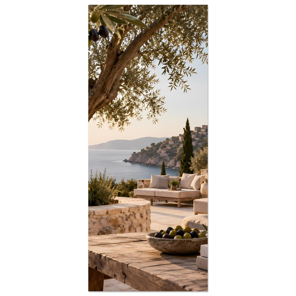 Mediterranes Landschafts-Poster, vertikale Ansicht: Terrasse, Olivenbaum und Meer