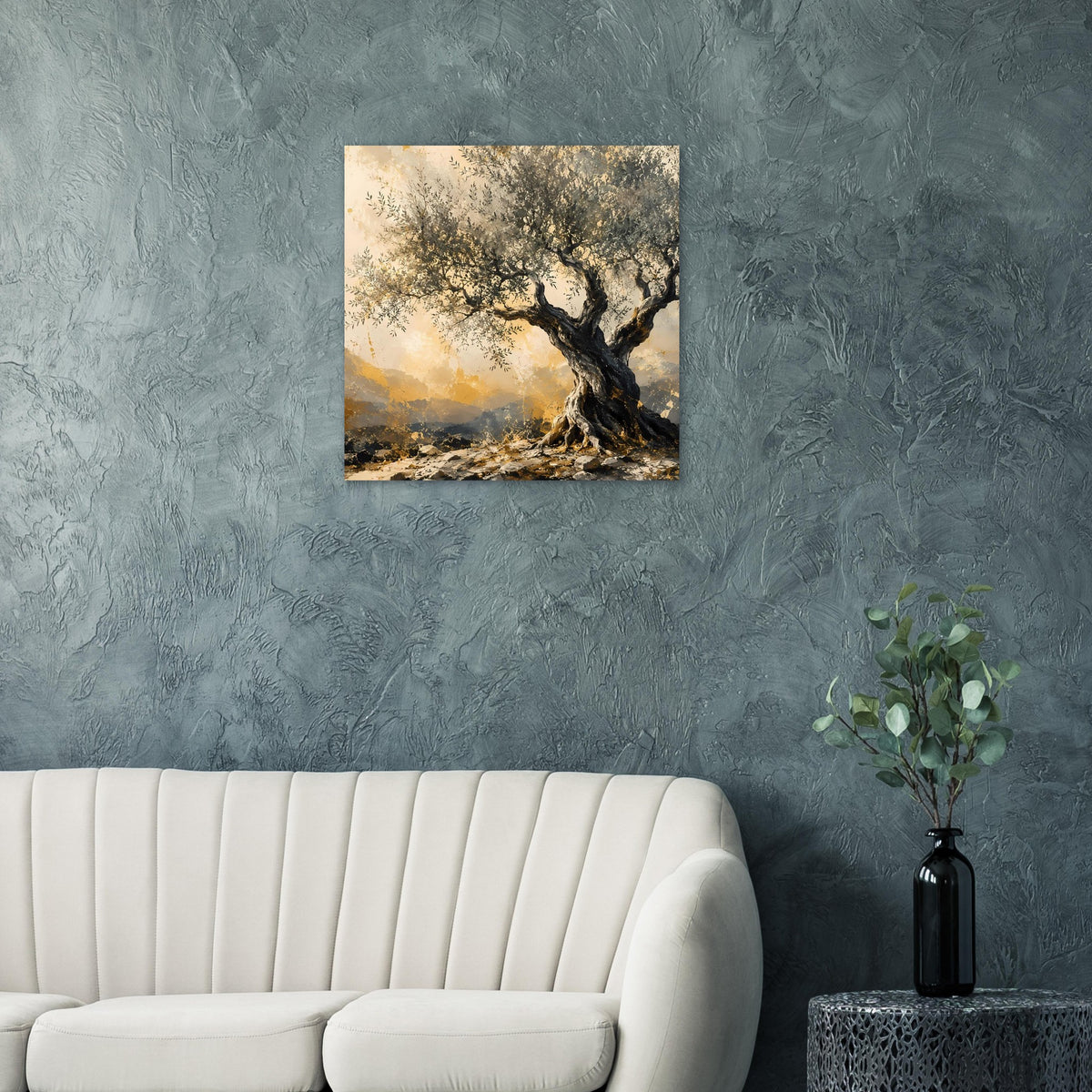 Poster mit Olivenbaum-Motiv, dunkler Stamm und goldene Landschaft vor grauem Hintergrund