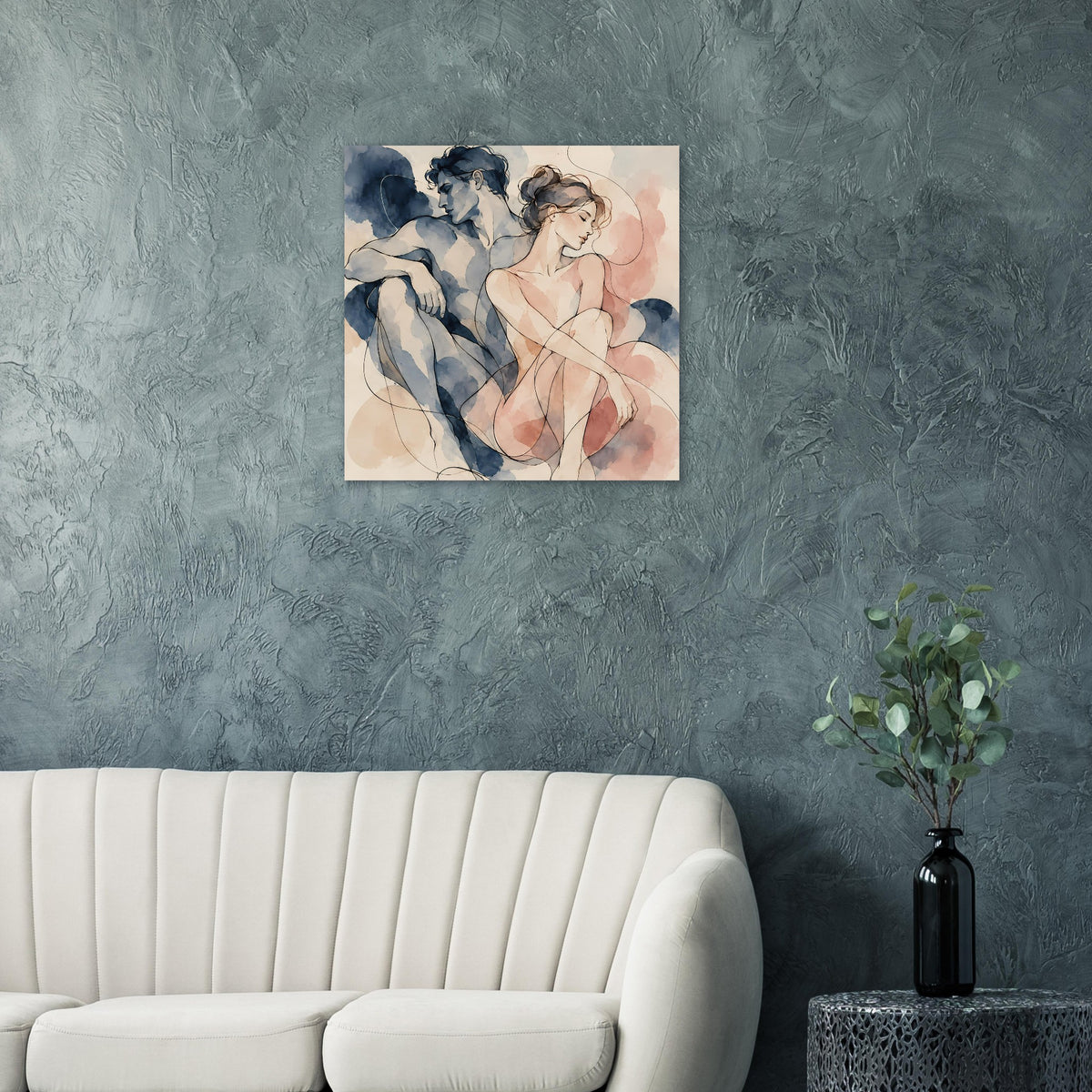 Wasserfarben-Poster mit Paar in Blau- und Rosetönen, auf graublauer Wand