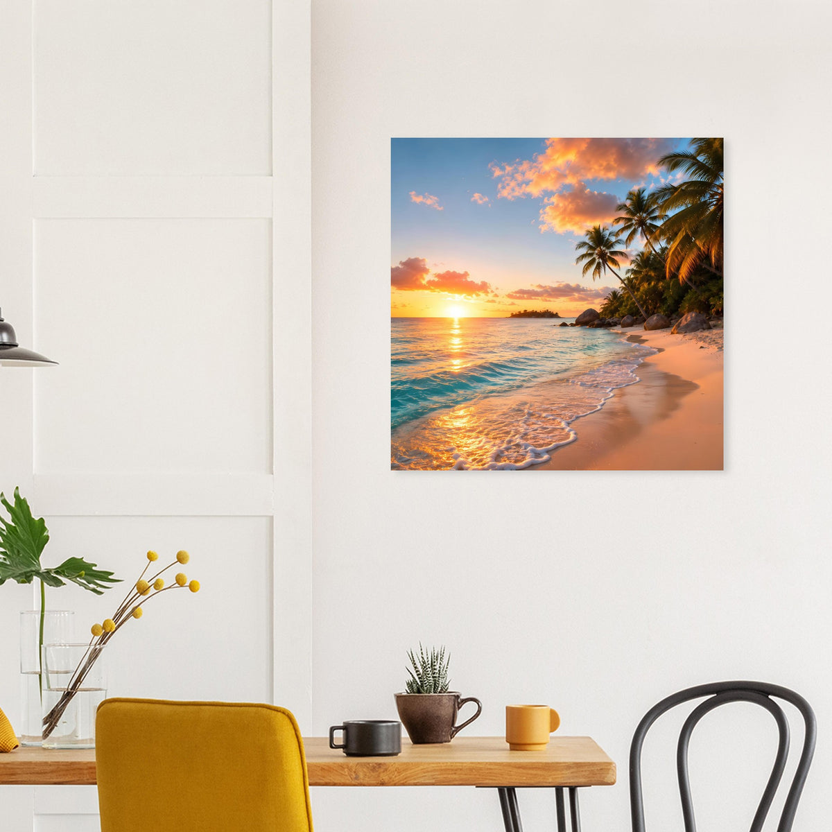 Quadratisches Poster: Strand bei Sonnenuntergang mit schimmerndem Wasser und Palmen.